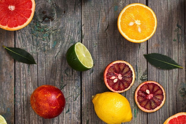 Frutas cítricas en una mesa de madera gris