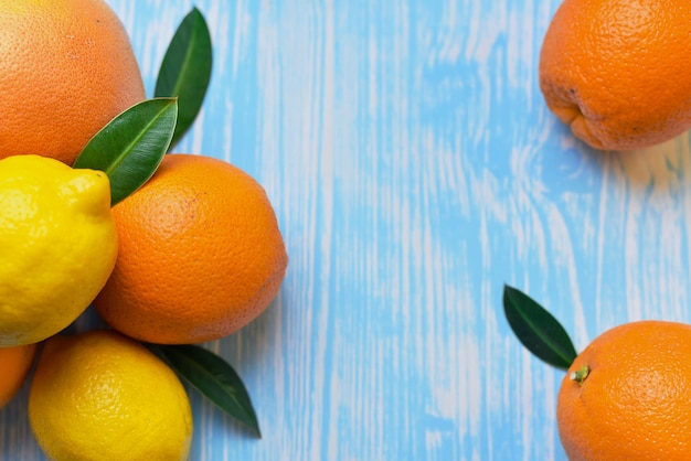 Frutas cítricas en la mesa de madera