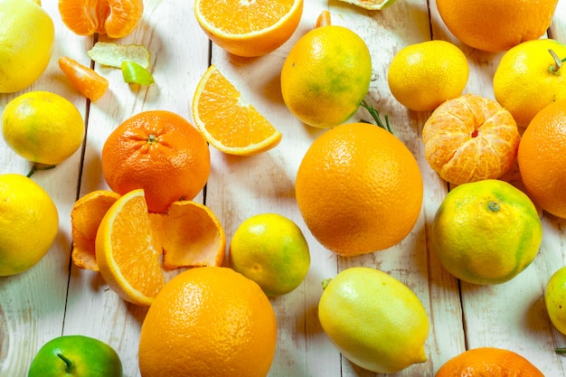 Frutas cítricas na mesa de madeira branca