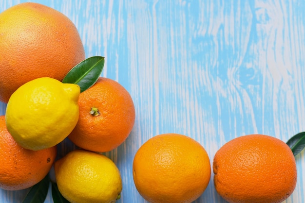 Frutas cítricas na mesa de madeira