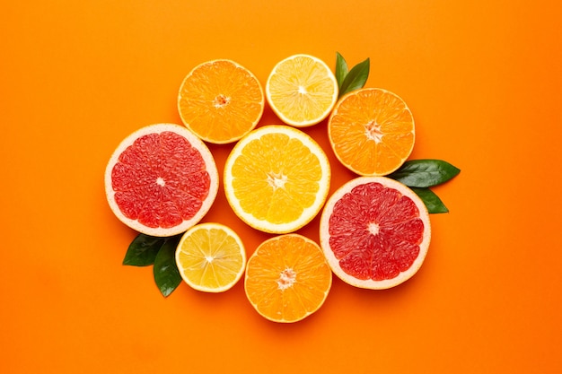 Frutas cítricas sobre fondo naranja