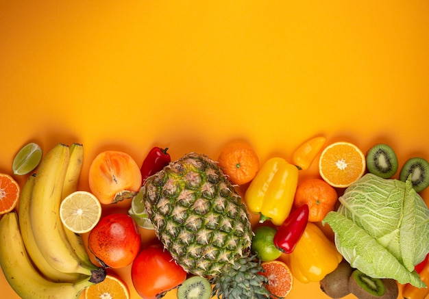 Frutas, cítricos, verduras con vitamina C, vista superior de fondo amarillo. Fuentes naturales de vitamina C para la estimulación de la inmunidad, virus y avitaminosis. Alimentos saludables para estimular el sistema inmunológico, espacio de copia