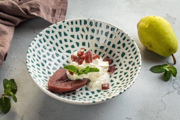 Frutas cobertas de chocolate com prato preto e branco na sopa Strawberry Splashing