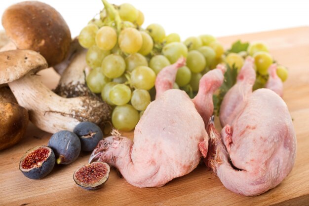 Frutas, codornices y boletus edulis.