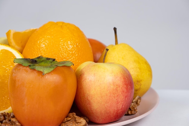 Frutas de colores naranja y amarillo manzanas caquis