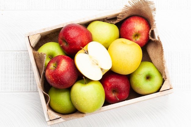 Frutas coloridas de maçã madura na caixa