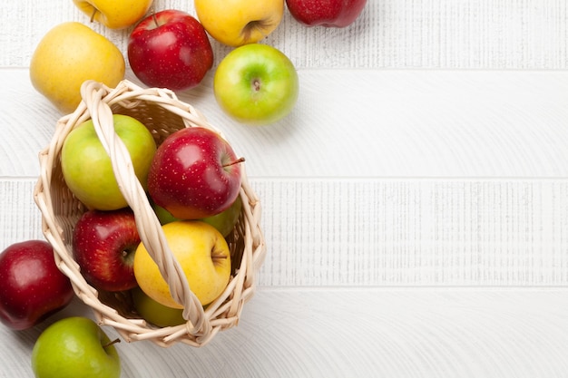 Frutas coloridas de maçã madura na cesta