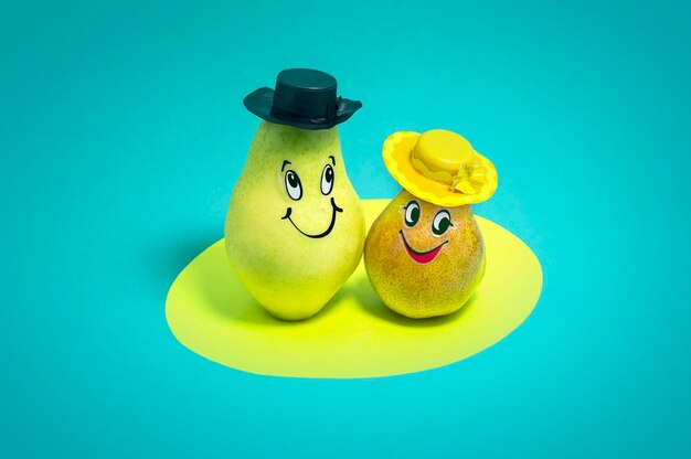 Frutas como personas peras como hombre y mujer.