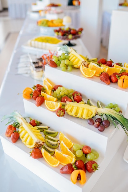 Frutas cortadas en mesa buffet