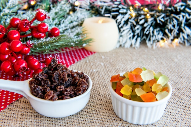 Frutas cristalizadas e passas em uma mesa de Natal