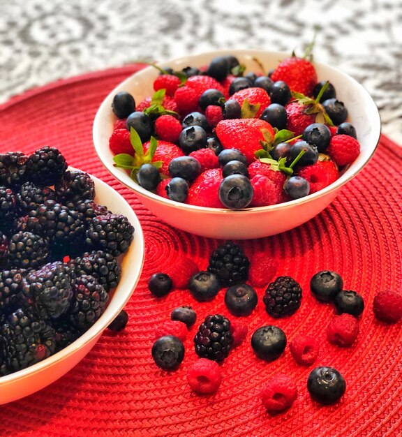 Foto frutas en cuenco en la mesa