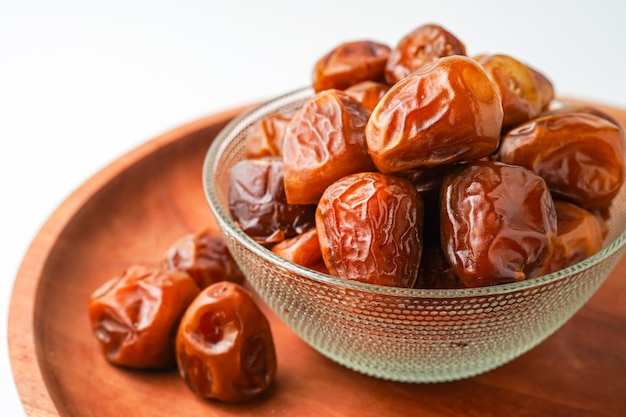 Frutas de dátiles sucre o kurma sucre en un cuenco aislado sobre un fondo blanco