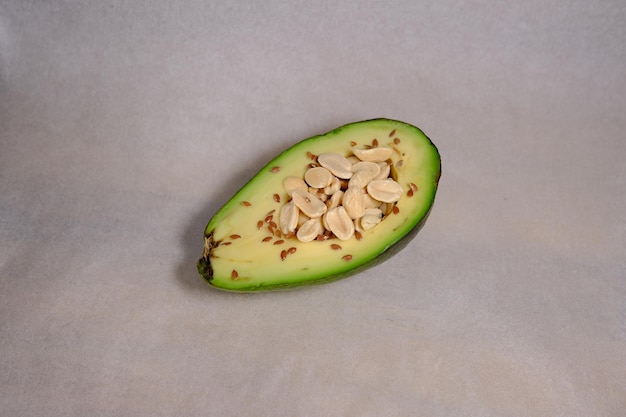 Frutas de abacate isoladas em fundo branco com texturas e amendoins dentro e sementes de browm