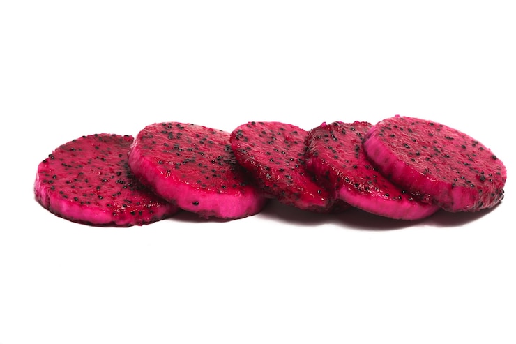 Foto frutas de dragão vermelho orgânicas frescas cortadas em fatias frutas deliciosas isoladas em um caminho de corte de fundo branco