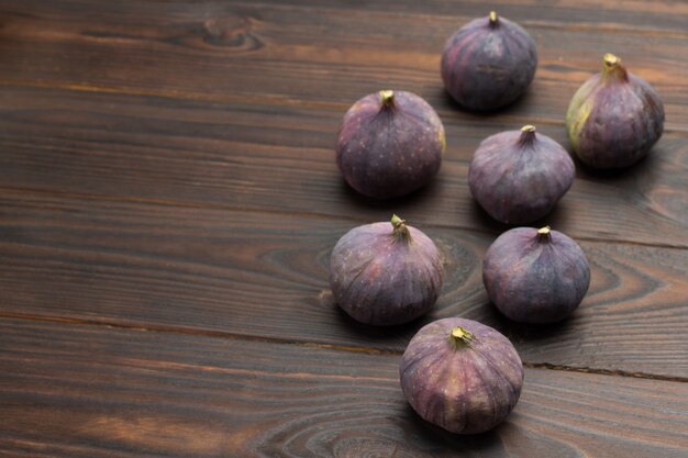 Frutas de figo na tábua de madeira