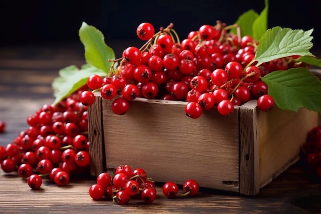 Frutas de groselha vermelha em uma caixa de madeira groselha vermelha madura em um fundo de madeira rústica Foco seletivo