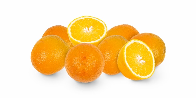 Frutas de laranjas e fatias de laranja amarela sobre fundo branco