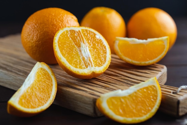 Frutas de laranjas fatiadas na placa de madeira Conceito mínimo de frutas cítricas suculentas de laranja Closeup