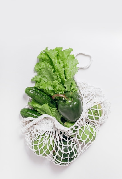 Frutas de legumes de saco de malha branca isoladas