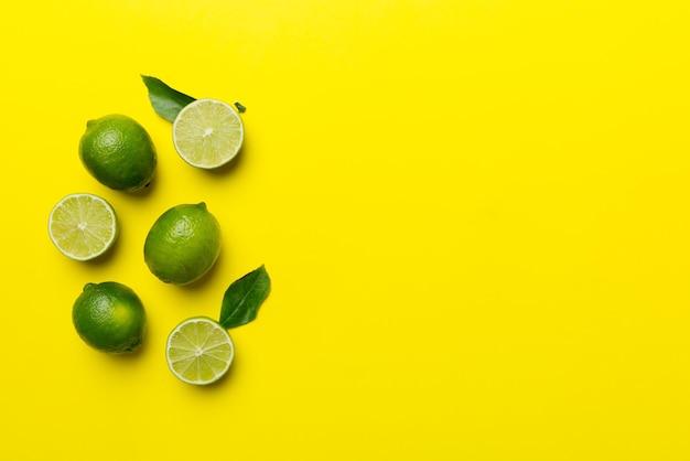 Frutas de limão com folha verde e cortadas em meia fatia isoladas em fundo branco Vista superior Postura plana com espaço de cópia