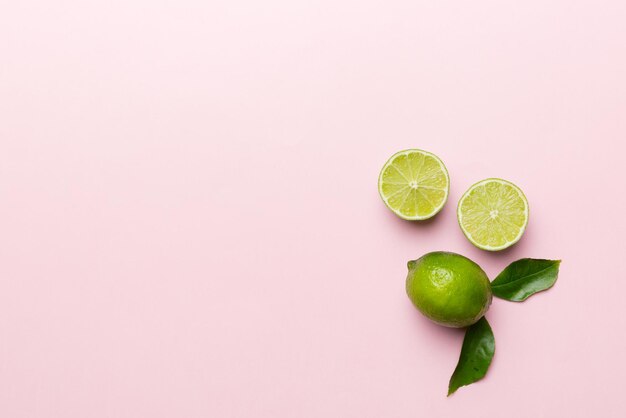 Frutas de limão com folha verde e cortadas em meia fatia isoladas em fundo branco Vista superior Postura plana com espaço de cópia