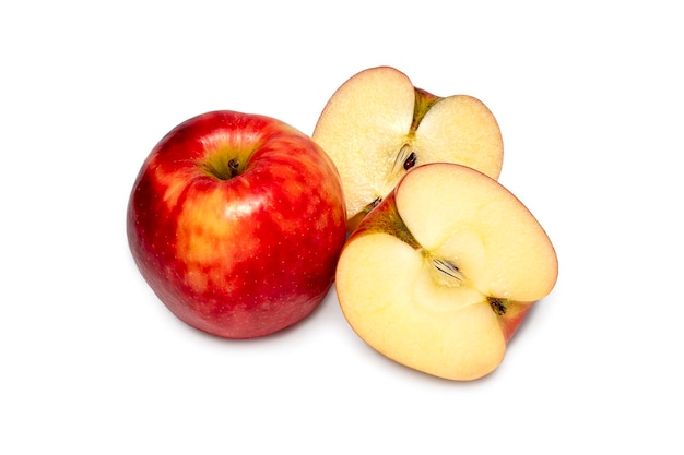 Frutas de maçã vermelha madura inteira e metades cortadas isoladas em fundo branco Traçado de recorte