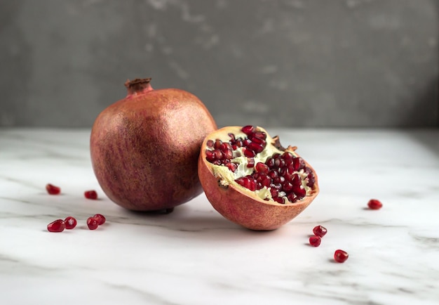 Frutas de romã na mesa de pedra