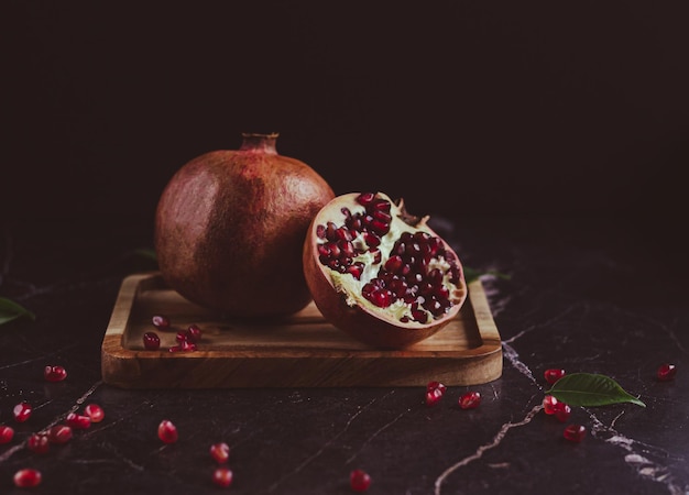 Frutas de romã na placa de madeira