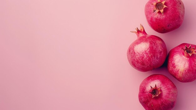 Frutas de romã vista de cima no fundo pastel