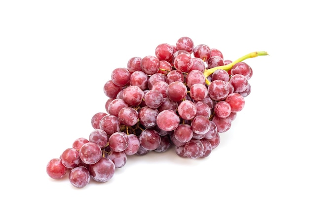 Frutas de uva vermelha em uma tigela isolada no fundo branco