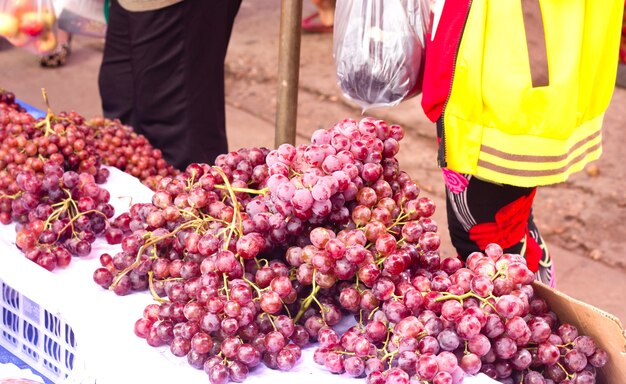 Frutas de uvas no mercado da Tailândia.