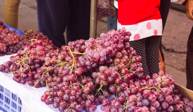 Frutas de uvas no mercado da Tailândia.