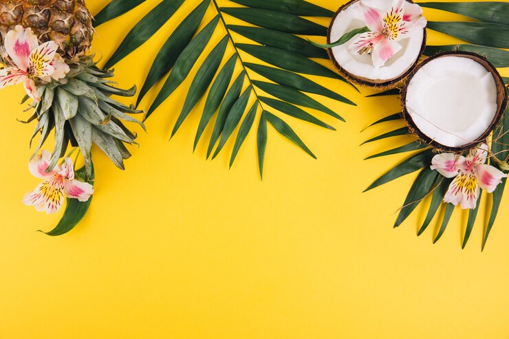 Foto frutas de verão. folhas de palmeira, abacaxi e coco tropicais no fundo amarelo.