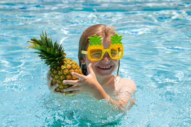 Frutas de verão Garoto na piscina de água do mar tropical