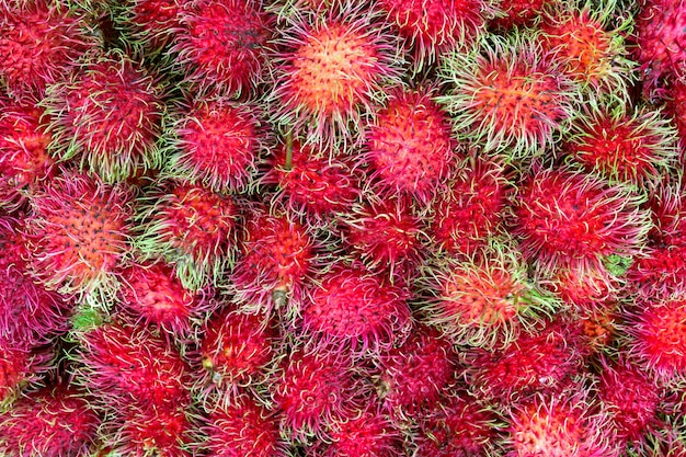 Frutas deliciosas e doces de rambutan fresco no mercado na tailândia para plano de fundo