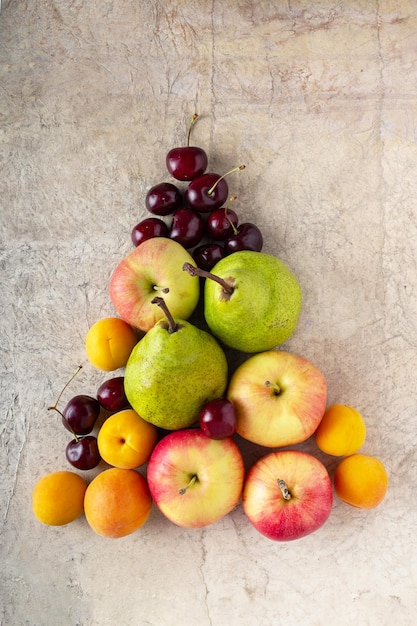 Frutas dobladas en un triángulo en el enfoque selectivo de papel vintage