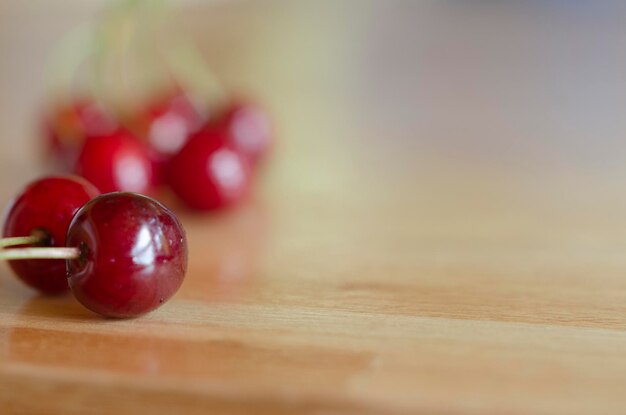 y frutas dulces y frescas cerezas rojas en primer plano en la mesa de madera y espacio para llenar