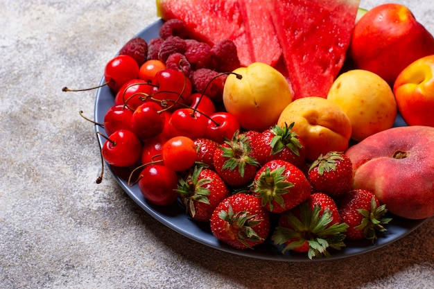 Frutas e bagas de verão diferentes