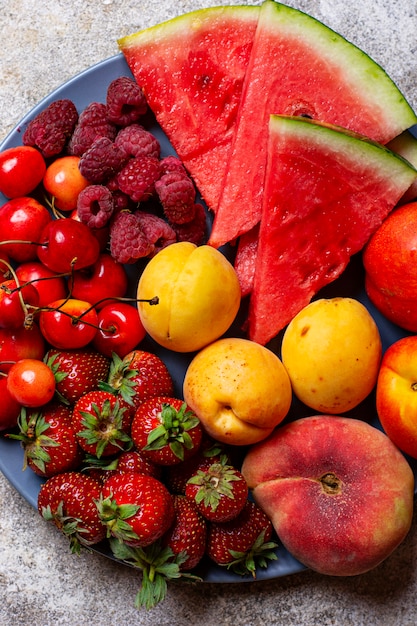 Frutas e bagas de verão diferentes