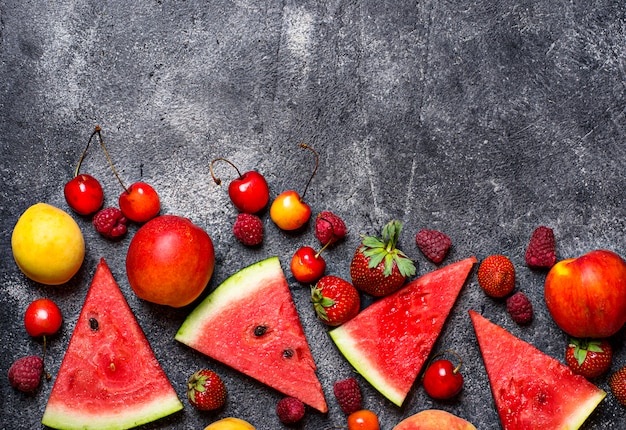 Frutas e bagas de verão diferentes