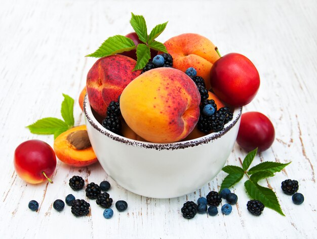 Frutas e bagas frescas no verão