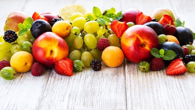 Frutas e bagas frescas no verão