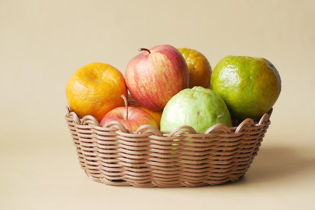 Frutas e bagas maduras em cesto de vime