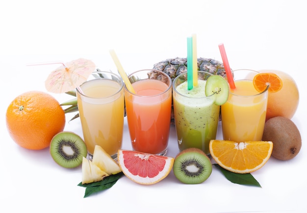 Frutas e bebidas, vista superior de macro de smoothies de verão isolada no branco.