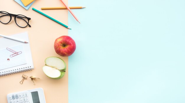 Frutas e conceitos saudáveis com maçã vermelha e verde na mesa