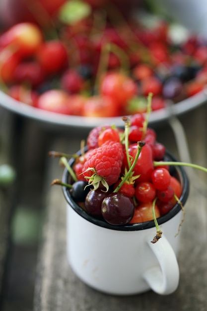 Frutas e frutas orgânicas em uma xícara