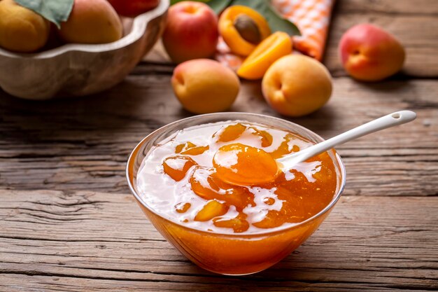 Frutas e geleia de damasco sobre fundo de madeira