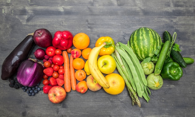 frutas e legumes arco-íris na madeira