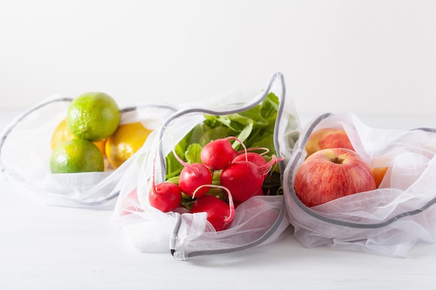 Frutas e legumes em saco de nylon de malha reutilizável, conceito de desperdício zero de plástico