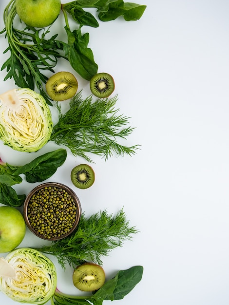 Frutas e legumes em um fundo branco.